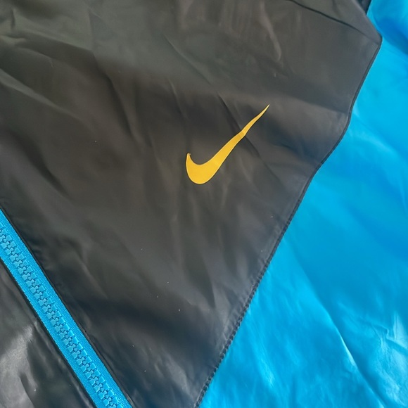 Livestrong Nike Windbreaker - Picture 4 of 8